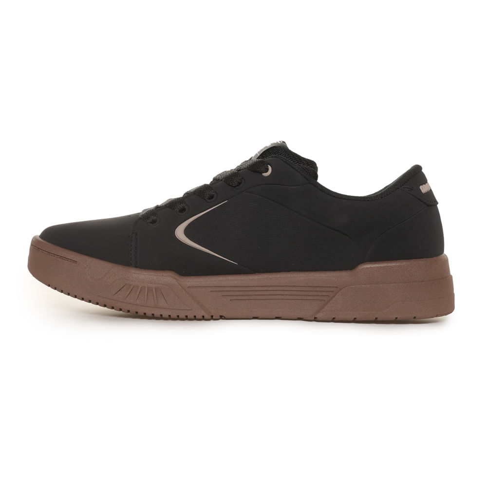 Tênis casual masculino Mormaii Flow preto com solado caramelo, vista lateral detalhada